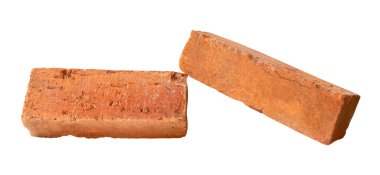 Yığındaki iki çatlamış kırmızı ya da turuncu tuğlanın yan görünümü kırpma yolu ile beyaz arkaplanda izole edilmiştir..