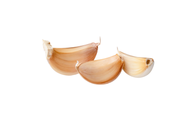 Soyulmamış üç sarımsak karanfili veya parçasının yan görünümü png dosya biçiminde kırpma yolu ile izole edilmiştir