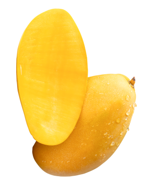 Yarım ve su damlacıkları ile tek olgun sarı mango meyveleri png dosya biçiminde kırpma yolu ile izole edilir.