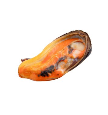 Kabuksuz kırmızı et içinde pişmiş yeşil midye yan görünümü kırpma yolu ile beyaz arka planda izole edilir.