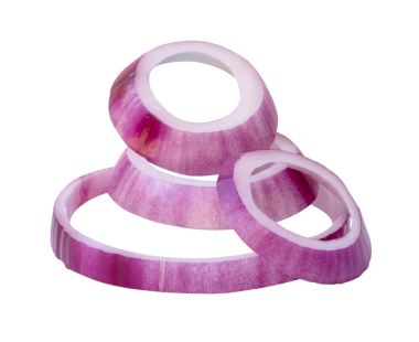 Taze kırmızı ya da mor soğan halkalarının yan görünümü ya da yığın halinde dilimler png dosya biçiminde kırpma yolu ile izole edilir.