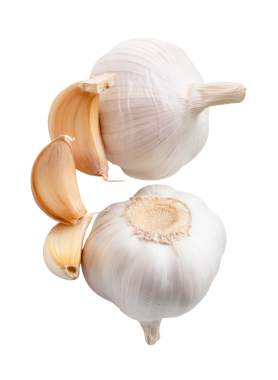 İki sarımsak soğanı ve soyulmamış üç sarımsak karanfili veya yığın halinde parçaların yan görünümü png dosya biçiminde kırpma yolu ile izole edilmiştir.