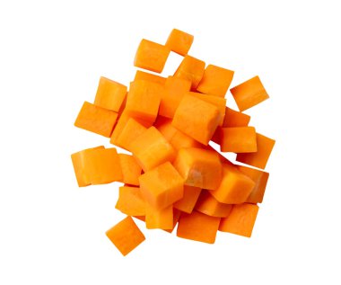 Küp şeklinde turuncu havuç dilimlerinin üst görünümü kesme yolu ile beyaz arkaplanda izole edilir.