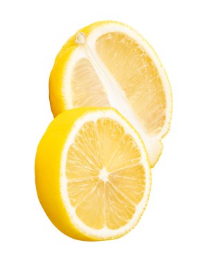 Elips içinde olgun sarı limon meyvesinin üst görünümü yarım ve daire dilimi kırpma yolu ile beyaz arka planda izole edilir.