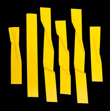 Buruşuk ya da buruşuk sarı yapıştırıcı bant ya da dikey olarak çizgili kumaş bant seti siyah arkaplanda kırpma yolu ile izole edilmiştir..