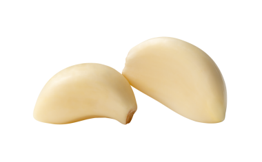 Soyulmuş iki sarımsak karanfil veya parçasının yan görünümü png dosya biçiminde kırpma yolu ile izole edilmiştir.