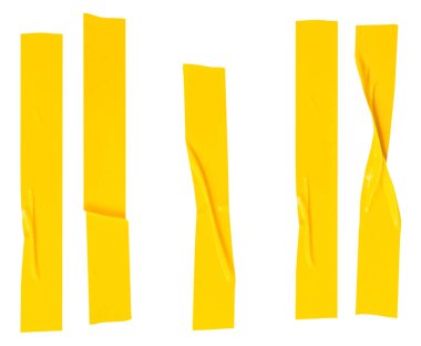 Kırışık ya da buruşuk sarı yapıştırıcı bant ya da şerit şeklinde kumaş bantların üst görünümü kırpma yolu ile beyaz arkaplanda izole edilmiştir..