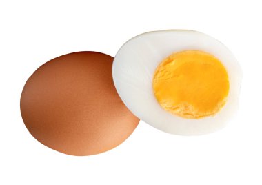 Çiğ kahverengi tavuk yumurtalarının önü ve yumurta sarısı ile pişirilmiş veya haşlanmış tavuk yumurtalarının yarısı beyaz arka planda kırpma yolu ile izole edilmiştir..