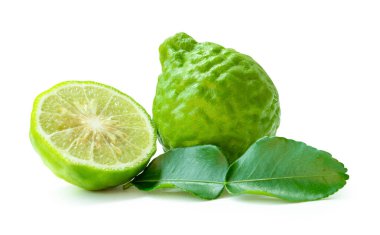 Yeşil bergamot meyveleri veya yarım ve yeşil yapraklı kaffir limonu beyaz arka planda kırpma yolu ile izole edilir.