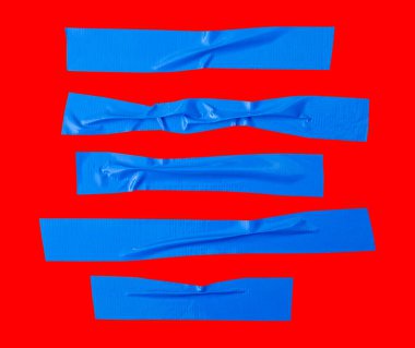 Kırışık veya buruşuk mavi yapıştırıcı bant veya şerit şeklinde kumaş bantların üst görünümü kırpma yolu ile kırmızı arkaplanda izole edilir.