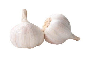 Yığındaki iki sarımsak ampulünün yan görünümü png dosya biçiminde kırpma yolu ile izole edilmiştir.