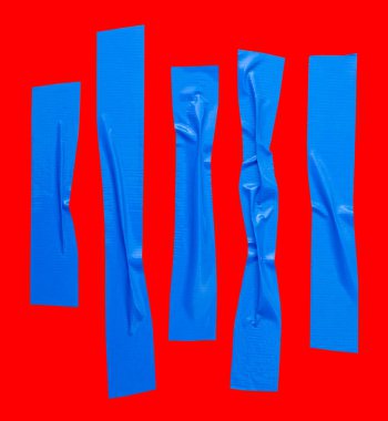 Kırışık veya buruşuk mavi yapıştırıcı bant veya şerit şeklinde kumaş bantların üst görünümü kırpma yolu ile kırmızı arkaplanda izole edilir.