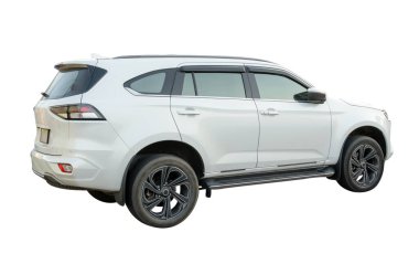 Zarif beyaz SUV spor arabasının sağ ve arka görünümü kırpma yolu ile beyaz zemin üzerinde izole edilir.