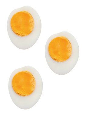 Yumurta sarısı ile üç yarıda soyulmamış ya da haşlanmış tavuk yumurtası seti beyaz arka planda kırpma yolu ile izole edilir..