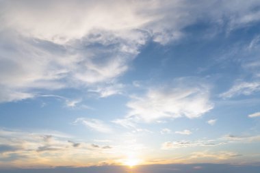 Güneşin doğuşu ve doğuşu doğal karaltı dokusu olarak kullanılan denizde çekilirken önü ve güzel sabah veya akşam mavi ve turuncu gökyüzü bulutlu.