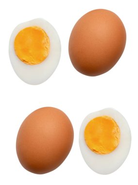 İki çiğ kahverengi tavuk yumurtası ve iki haşlanmış veya pişmiş yumurta ile yumurta sarısı iki yarım yumurta beyaz arka planda kırpma yolu ile izole edilir..