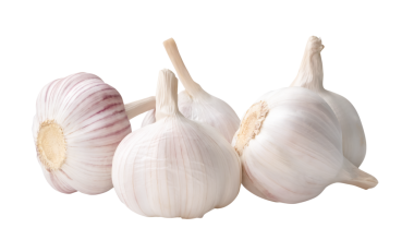Gruptaki beş sarımsak ampulünün yan görünümü png dosya biçiminde kırpma yolu ile izole edilmiştir.