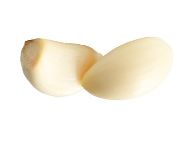 Soyulmuş sarımsak karanfillerinin ya da yığın içindeki parçaların yan görünümü png dosya biçiminde kırpma yolu ile izole edilmiştir.