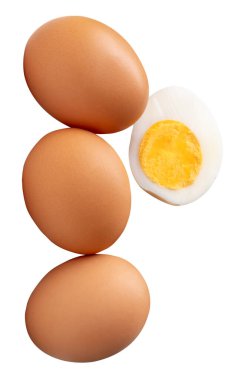 Çiğ kahverengi tavuk yumurtalarının önü ve yumurta sarısı ile pişirilmiş veya haşlanmış tavuk yumurtalarının yarısı beyaz arka planda kırpma yolu ile izole edilmiştir..