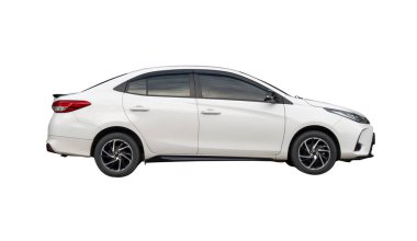 Beyaz spor arabasının sağ tarafı kırpma yolu ile beyaz arkaplanda izole edilmiştir..