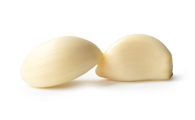 Soyulmuş sarımsak karanfillerinin ya da yığın içindeki parçaların yan görünümü kırpma yolu ile beyaz arkaplanda izole edilmiştir.