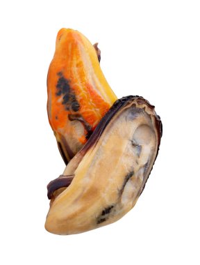 İki pişmiş yeşil midyenin yan görünümü kesme yolu ile beyaz zemin üzerinde izole edilir.