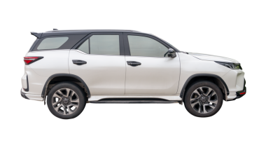 Zarif beyaz SUV spor arabasının sağ tarafı png dosya biçiminde izole edilmiştir.