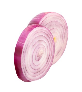 Üst üste iki İspanyol soğan veya kırmızı soğan dilimi kesme yolu ile beyaz arka planda izole edilir..