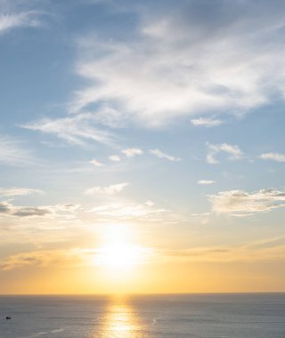 Güzel bir sabah veya akşam mavi ve turuncu gökyüzü bulutlu iken gün batımları veya gün batımları denizde çekilirken dekoratif sanat eserlerinde doğal arkaplan dokusu olarak kullanılır..