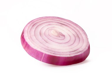Bir İspanyol soğanı ya da kırmızı soğan dilimi kesme yolu ile beyaz zemin üzerinde izole edilir.