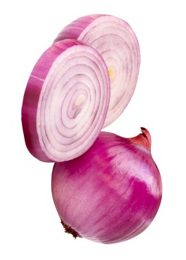 İki soğan dilimli kırmızı ya da mor soğan soğanı soğan soğanı beyaz arka planda kesme yolu ile izole edilir..