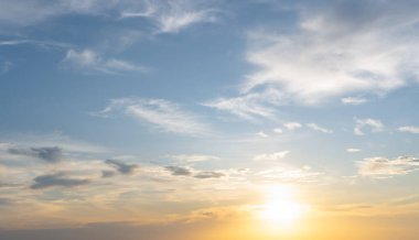 Gün batımları ve günbatımları doğal arkaplan dokusu olarak kullanılan denizde çekilirken, güzel sabah ve akşam mavi ve turuncu gökyüzü ön manzara ve tam çerçeve