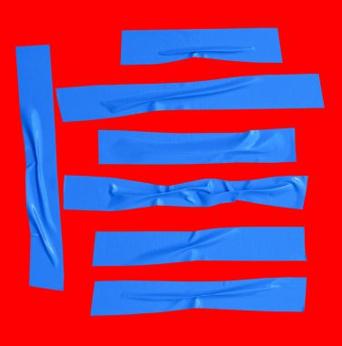 Kırışık veya buruşuk mavi yapıştırıcı bant veya şerit şeklinde kumaş bantların üst görünümü kırpma yolu ile kırmızı arkaplanda izole edilir.