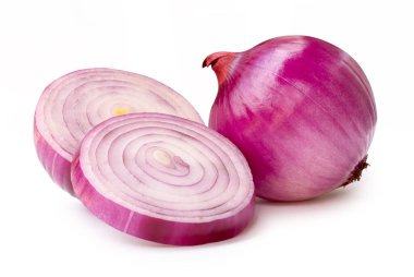 İki soğan dilimli kırmızı ya da mor soğan soğanı soğan soğanı beyaz arka planda kesme yolu ile izole edilir..
