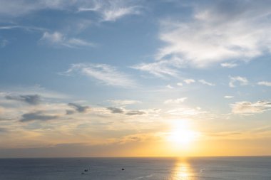 Güzel bir sabah veya akşam mavi ve turuncu gökyüzü bulutlu iken gün batımları veya gün batımları denizde çekilirken dekoratif sanat eserlerinde doğal arkaplan dokusu olarak kullanılır..