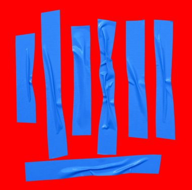 Kırışık veya buruşuk mavi yapıştırıcı bant veya şerit şeklinde kumaş bantların üst görünümü kırpma yolu ile kırmızı arkaplanda izole edilir.
