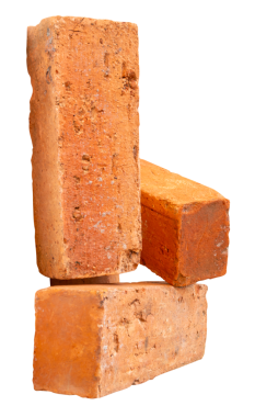 Yığındaki üç eski kırmızı veya turuncu tuğlanın yan görünümü png dosya biçiminde kırpma yolu ile izole edilmiştir.