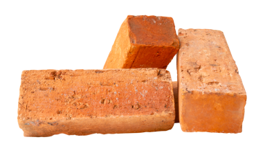 Yığındaki üç eski kırmızı veya turuncu tuğlanın yan görünümü png dosya biçiminde kırpma yolu ile izole edilmiştir.