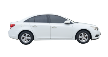 Beyaz spor sedan aracın sağ tarafı png dosya biçiminde kırpma yolu ile izole edilmiştir.