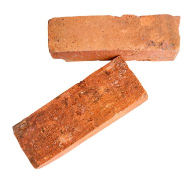 İki eski kırmızı veya turuncu tuğla yan görünümü kırpma yolu ile beyaz arkaplanda izole edilir.