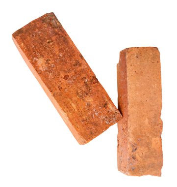 İki eski kırmızı veya turuncu tuğla yan görünümü kırpma yolu ile beyaz arkaplanda izole edilir.