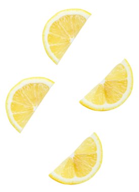 Dilimler ya da çeyreklikler halinde taze olgun limon meyveleri beyaz arka planda kırpma yolu ile izole edilir..