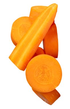 Turuncu havuç dilimlerinin ya da çubuk içindeki parçaların üst görünümü ve yığının içindeki daireler kesme yolu ile beyaz arkaplanda izole edilmiştir..