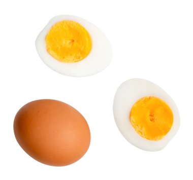 Çiğ tavuk yumurtası seti ve yumurta sarısı ile pişirilmiş ya da kaynatılmış yumurta beyaz arka planda kırpma yolu ile izole edilir..