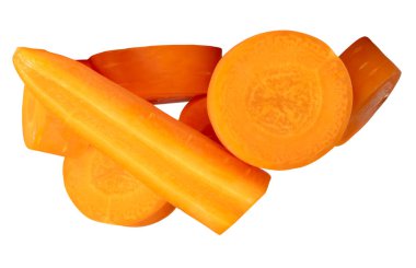 Turuncu havuç dilimlerinin ya da çubuk içindeki parçaların üst görünümü ve yığının içindeki daireler kesme yolu ile beyaz arkaplanda izole edilmiştir..