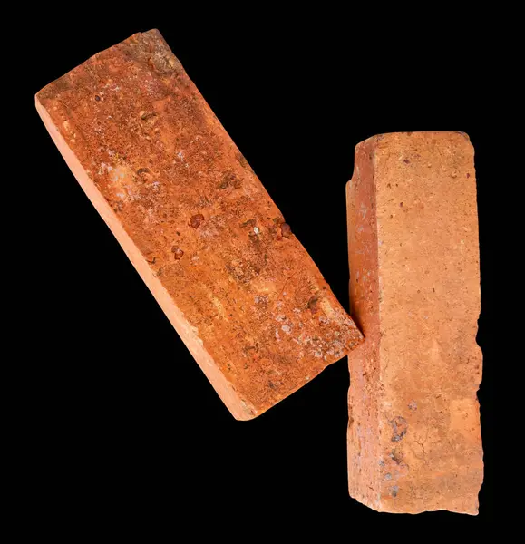 İki eski kırmızı ya da turuncu tuğla yan görünümü kırpma yolu ile siyah zemin üzerinde izole edilir.