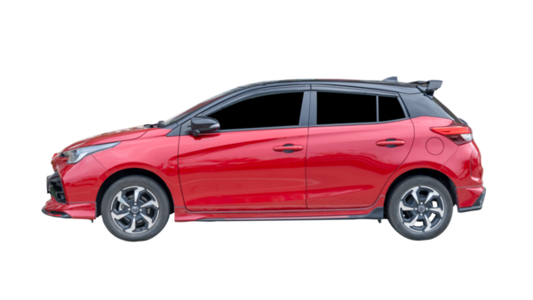 Mini veya küçük kırmızı hatchback arabasının sol tarafı png dosya biçiminde kırpma yolu ile izole edilmiştir.