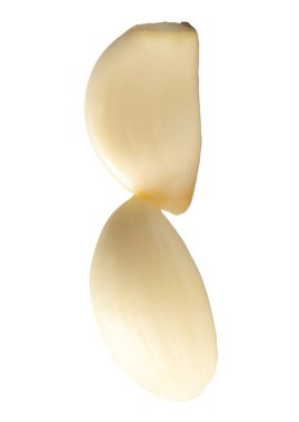 Soyulmuş sarımsak karanfillerinin ya da yığın içindeki parçaların yan görünümü kırpma yolu ile beyaz arkaplanda izole edilmiştir.