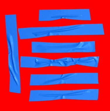 Kırışık veya buruşuk mavi yapıştırıcı bant veya şerit şeklinde kumaş bantların üst görünümü kırpma yolu ile kırmızı arkaplanda izole edilir.