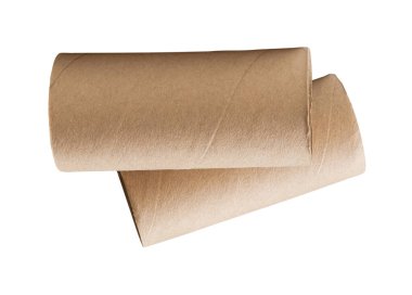 Yığındaki tuvalet kağıdı tüplerinin veya kağıt çekirdeklerin yan görünümü kırpma yolu ile beyaz arkaplanda izole edilir.